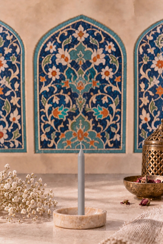 نمای نزدیک شمع قلمی کوچک با ارتفاع ۸ سانتیمتر رنگ طوسی